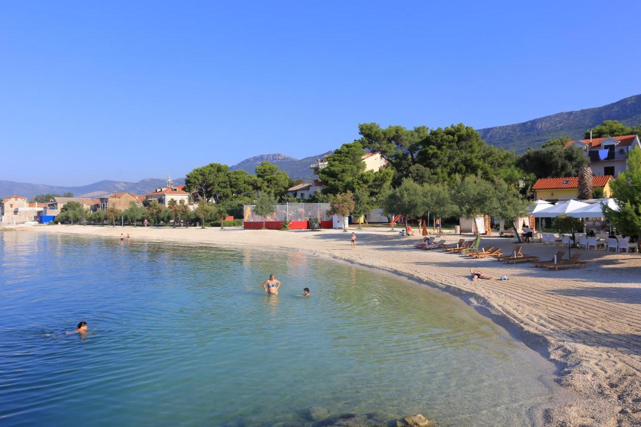 Apartments With A Parking Space Kastel Gomilica, Kastela - 21630 Bagian luar foto