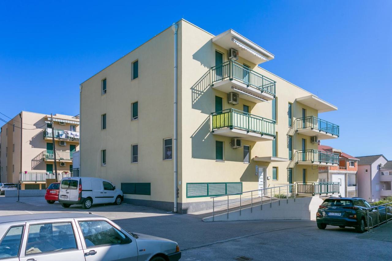 Apartments With A Parking Space Kastel Gomilica, Kastela - 21630 Bagian luar foto