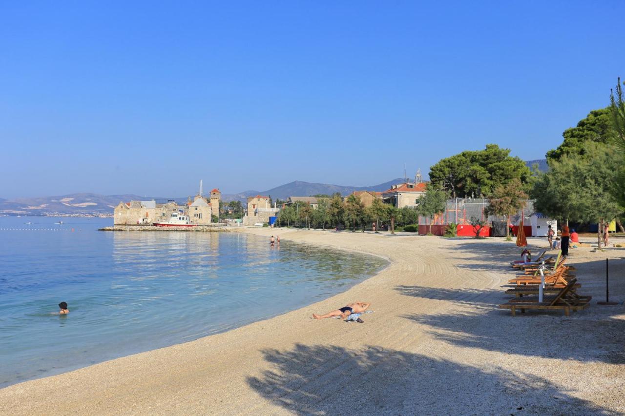 Apartments With A Parking Space Kastel Gomilica, Kastela - 21630 Bagian luar foto