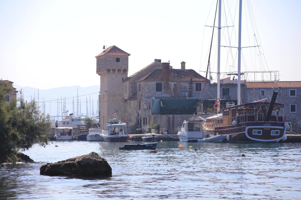 Apartments With A Parking Space Kastel Gomilica, Kastela - 21630 Bagian luar foto